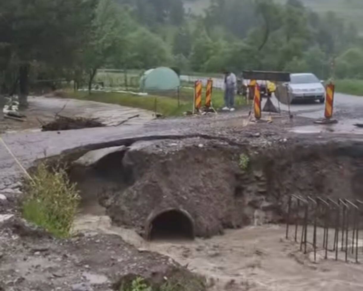 Cod roșu de inundații în mai multe județe din România. Circa 140 de persoane evacuate