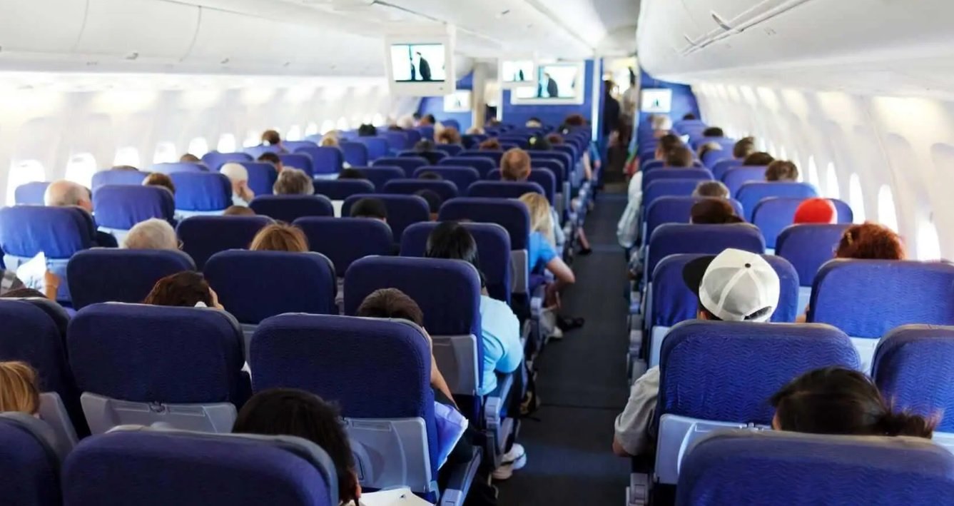 Un pasager agresiv a fost amendat cu 35.000 de lei pentru scandal la bordul unei aeronave