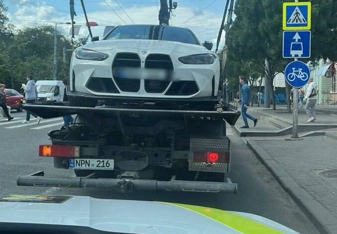 VIDEO Mașini surprinse efectuând manevre periculoase pe străzile Capitalei. Un vehicul a fost dus la parcarea specială