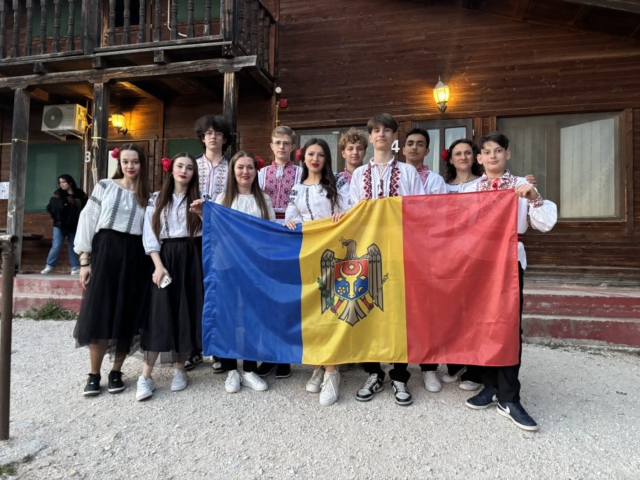 Elevii din Moldova au impresionat juriul la o competiție internațională: Echipa a prezentat un proiect de inovație