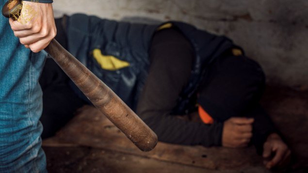 Doi bărbați, condamnați la închisoare pentru că au agresat fizic o persoană cu dizabilități