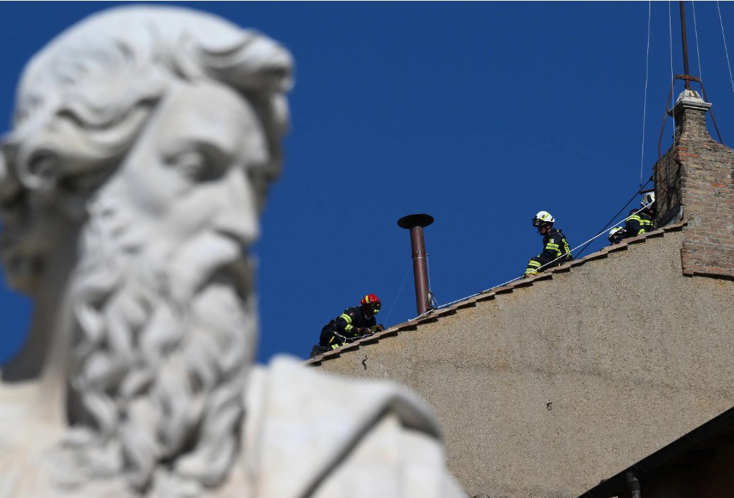 Au început pregătirile la Vatican pentru conclavul care va alege noul papă. Ce a apărut pe acoperișul Capelei Sixtine