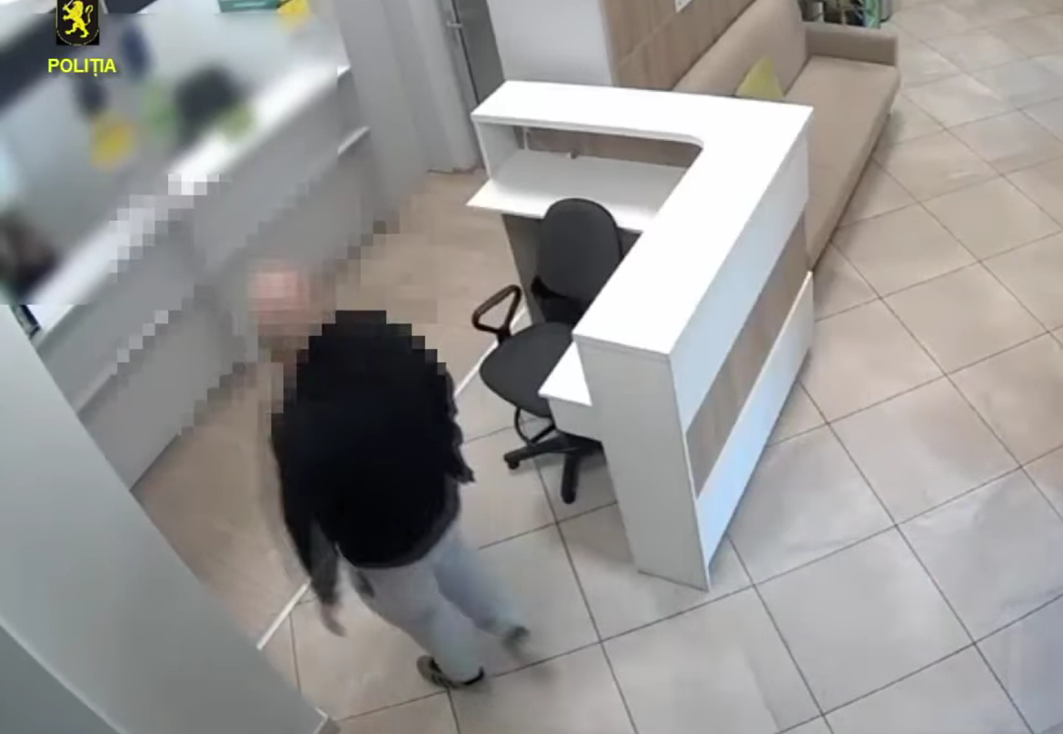 VIDEO Jaf în plină zi într-o instituție de creditare din Capitală. Suspectul a amenințat angajata cu o armă