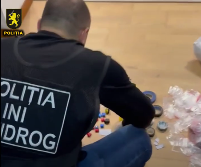 Droguri de sute de mii lei, ridicate de polițiști. Patru persoane, arestate. O minoră, cercetată în stare de libertate
