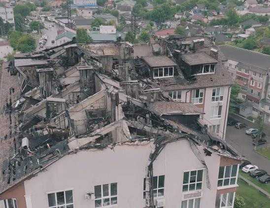 VIDEO Acoperiș ars, structura de lemn carbonizată, apartamente inundate. Noi imagini după incendiul de la Durlești