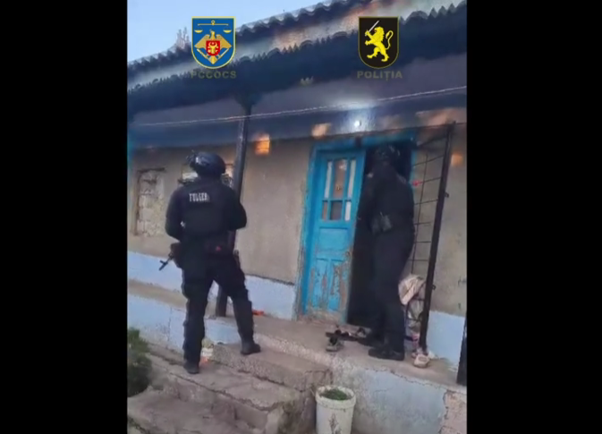 VIDEO Droguri de jumătate de milion de lei, ridicate de oamenii legii. Trei tineri, reținuți