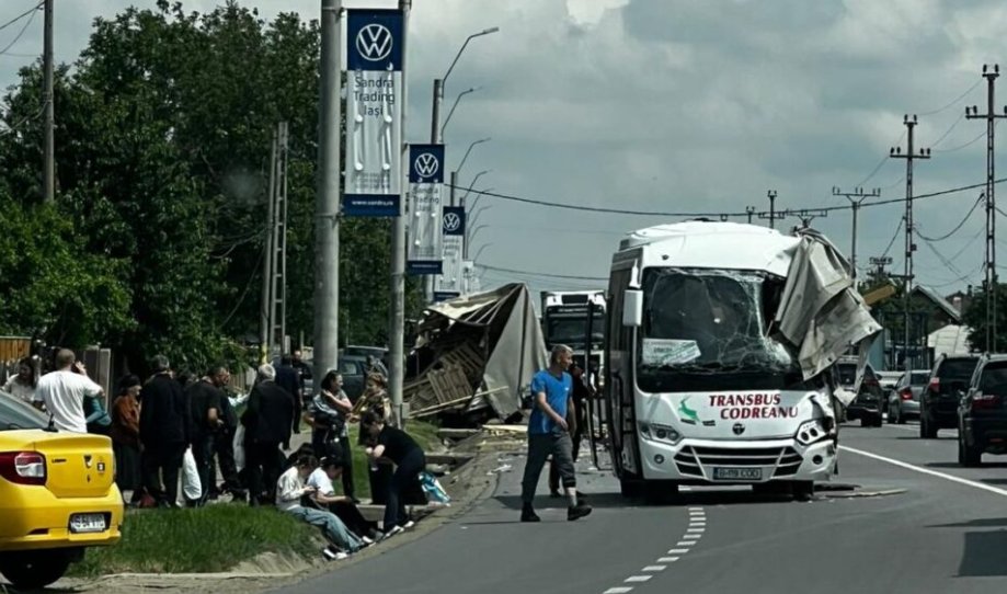 Plan roșu de intervenție la Iași: Autocar cu 20 de pasageri, implicat într-un accident