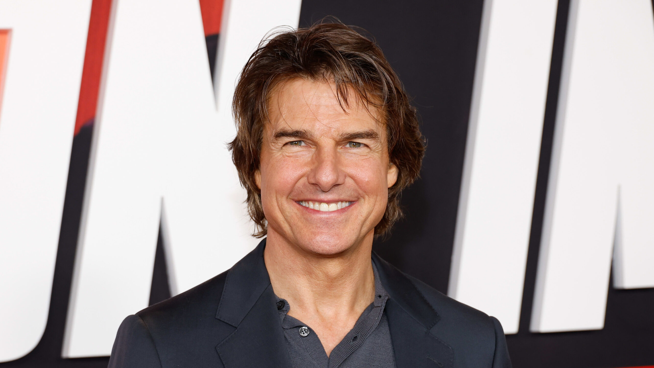 Tom Cruise a intrat în Cartea Recordurilor pentru 16 sărituri cu o parașută în flăcări