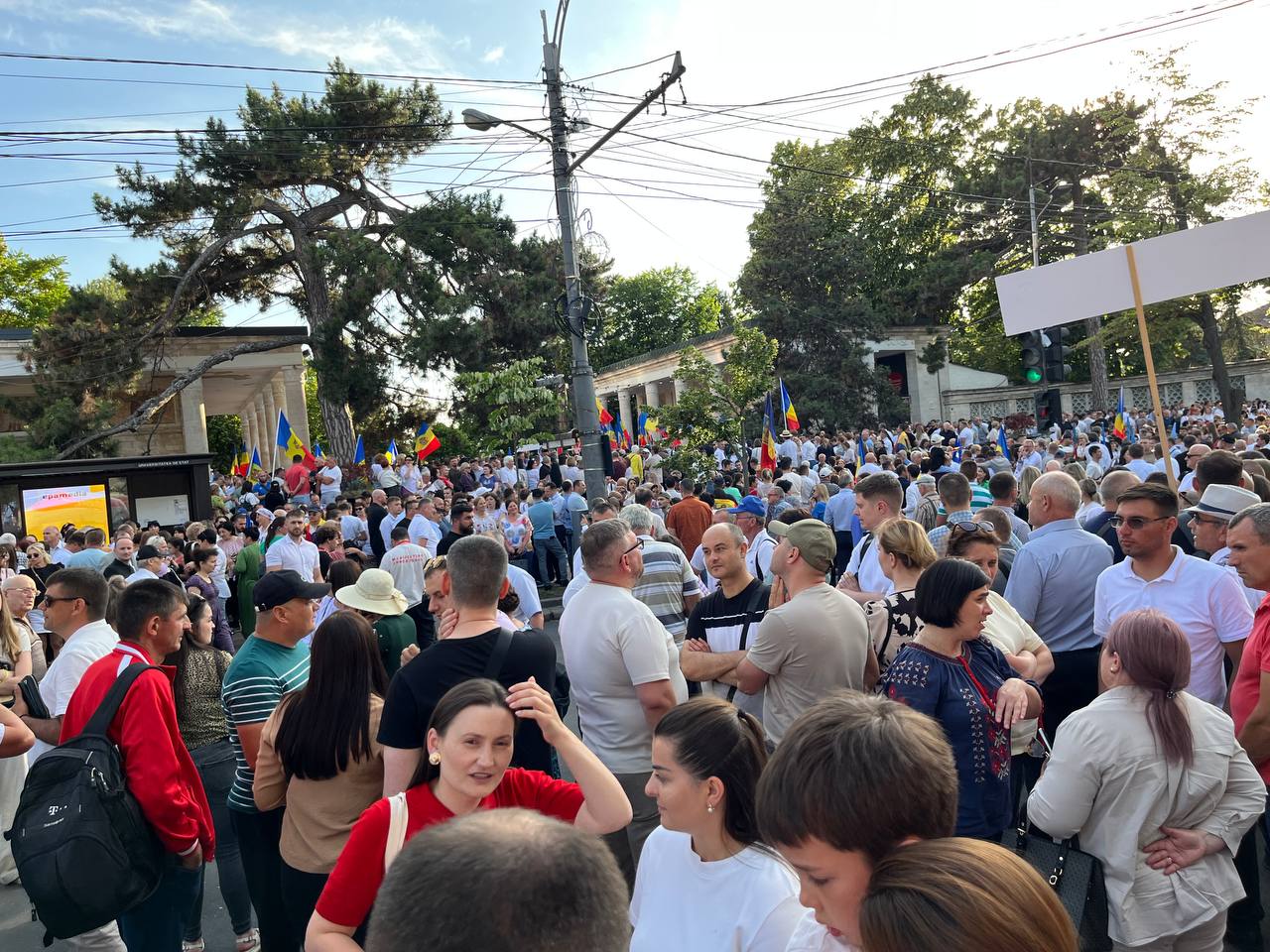 Marșul Suveranității este în plină desfășurare. Sute de oameni au venit cu steaguri și îmbrăcați în port popular