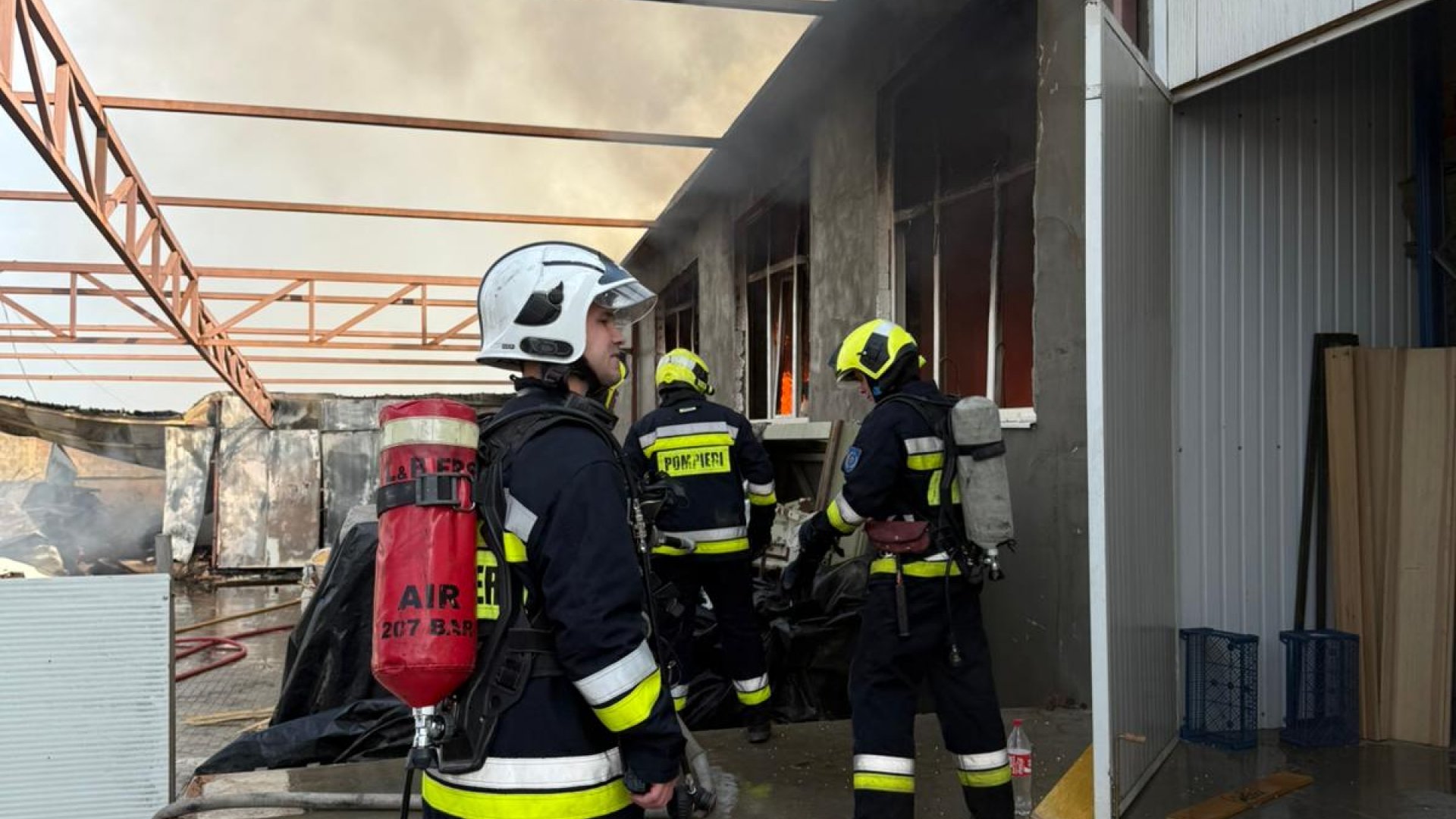 112 angajați IGSU au luptat cu flăcările care au izbucnit în seara zilei de 19 iunie într-un depozit de mobilă