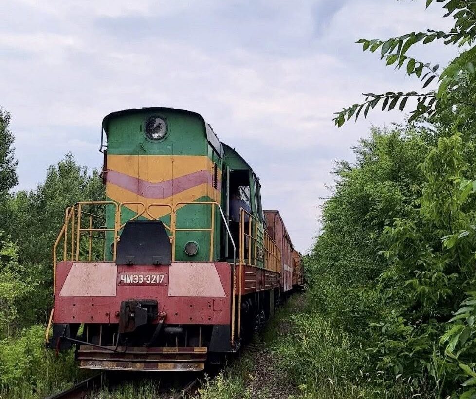 Trenul de pompieri, din nou în acțiune: a intervenit la incendiul dintr-un depozit de mobilă din Chișinău