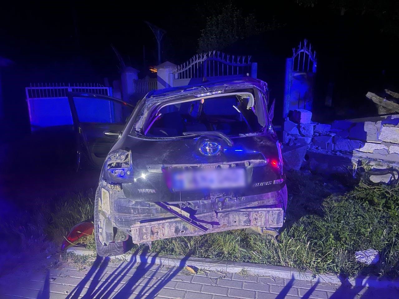 O femeie de 30 de ani, ucisă pe trotuar de un tânăr care conducea fără permis