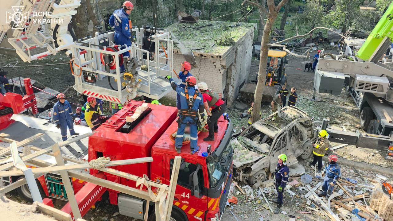 Cel puțin 14 morți și 60 de răniți în urma unui atac masiv cu rachete și drone asupra Kievului