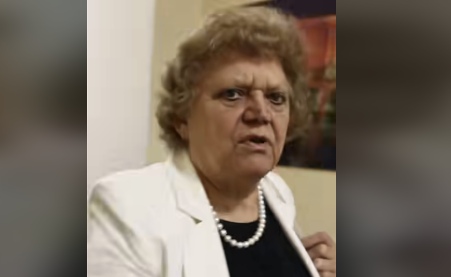 Sergiu Bejenari o acuză pe Eugenia Ceban, mama  primarului Capitalei, că l-a bruscat și a lovit telefonul cu care filma