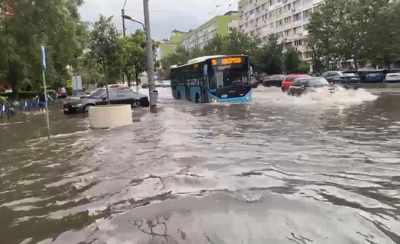 Furtună devastatoare în București: străzi inundate, copaci doborâți, transport public blocat și zboruri redirecționate