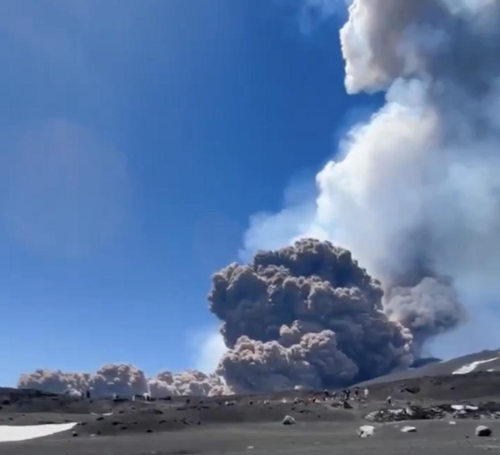 Vulcanul Etna a erupt spectaculos. Norul de fum și cenușă a depășit 6 kilometri