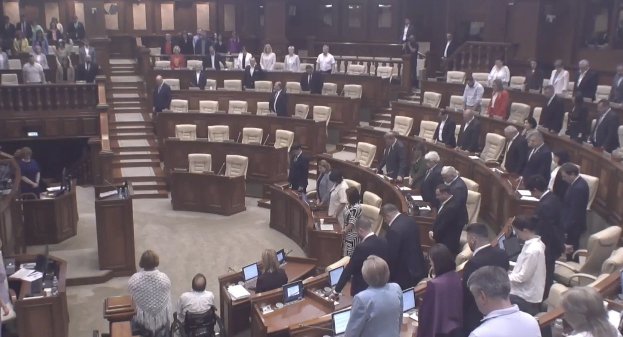 Deputații de la Chișinău au ținut un minut de reculegere în memoria victimelor masacrului de la Kiev