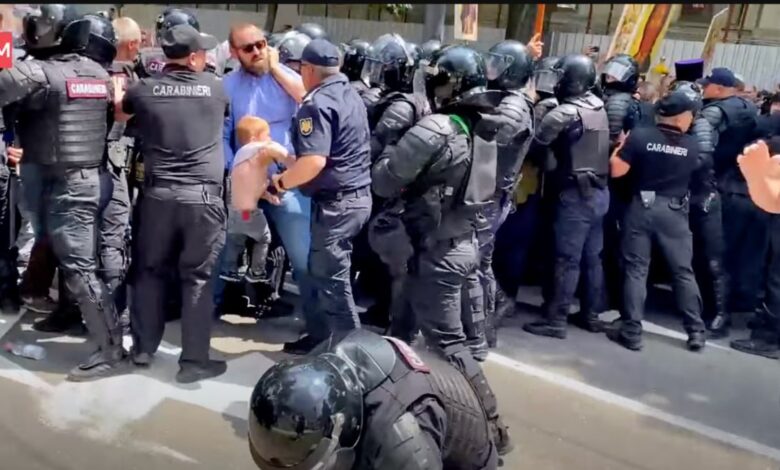 Îmbrânceli în Capitală. Participanții la Marșul Ortodox au vrut să rupă cordonul de poliție și să ajungă la Marșul LGBT