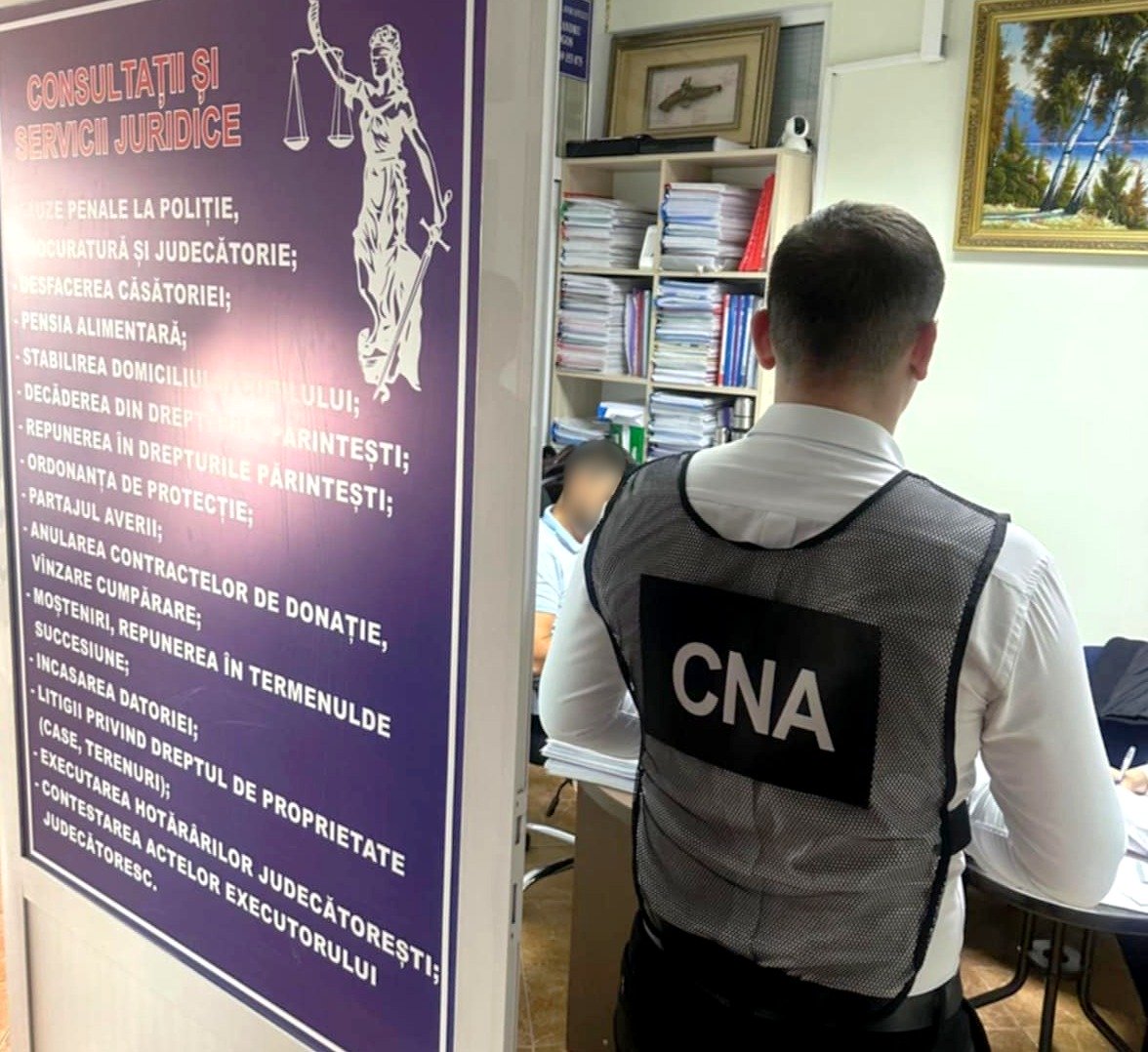 Un avocat a fost reținut în flagrant cu 10 000 de euro mită, chiar în biroul său