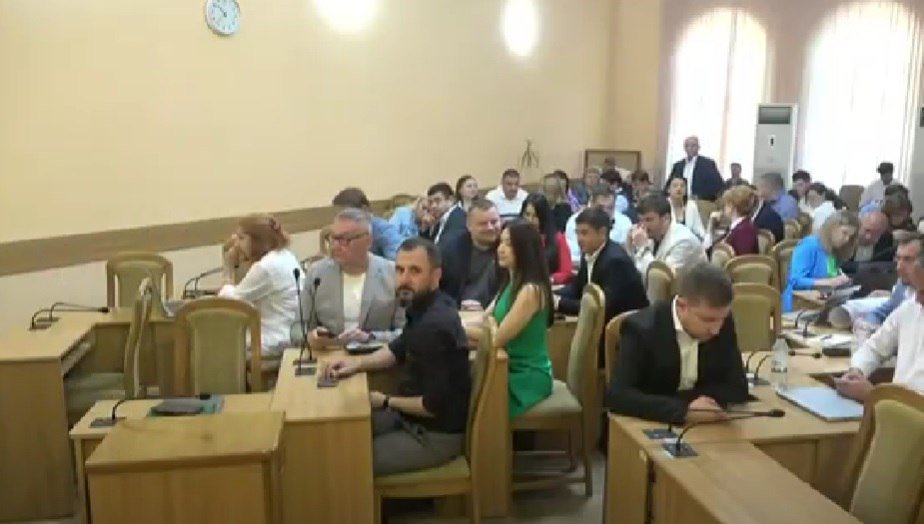 VIDEO Ședință lipicioasă la CMC: Un consilier și-a uitat bunele maniere sub masă