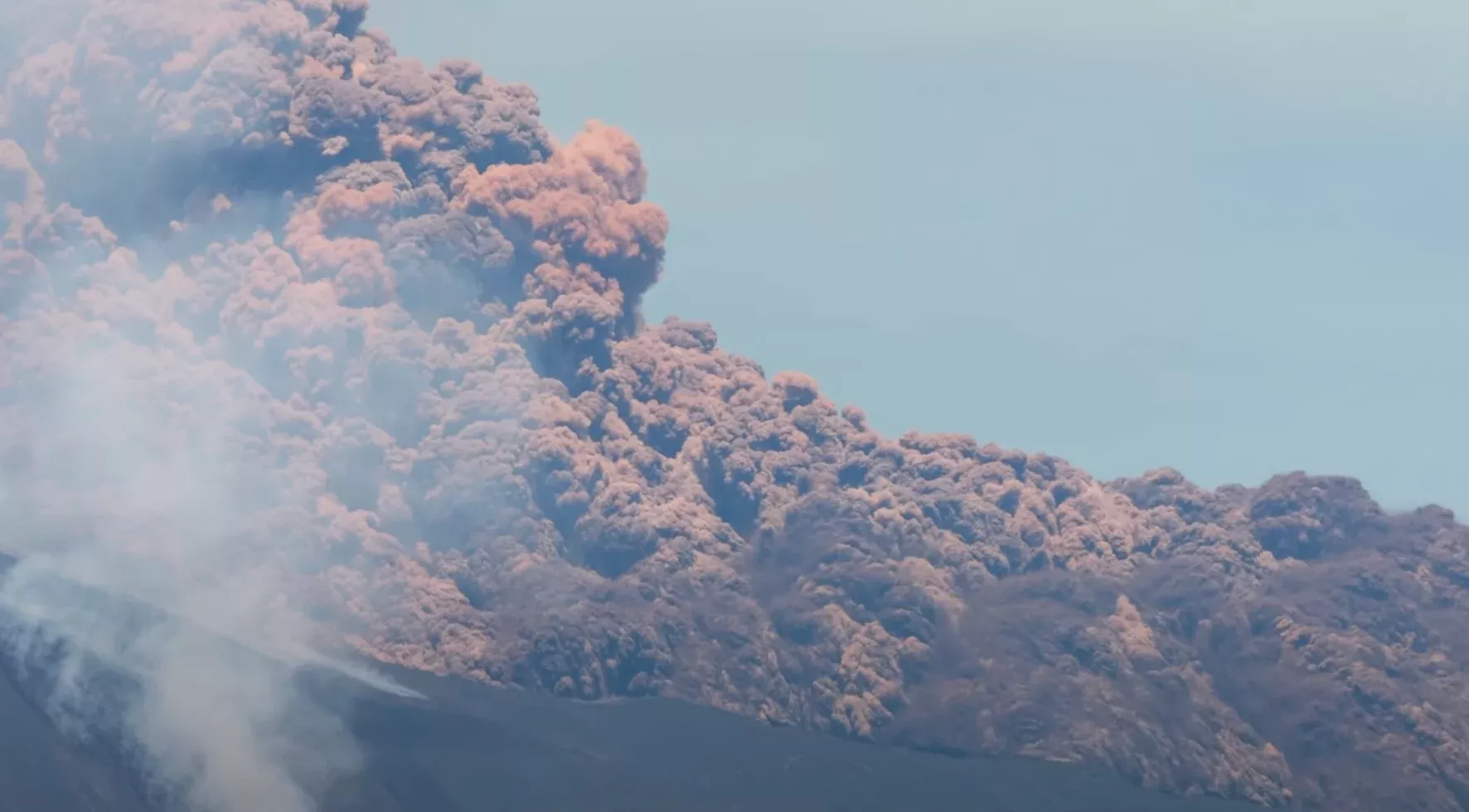 Vulcanul Etna a erupt din nou. Norul de cenușă a atins 6.000 de metri înălțime