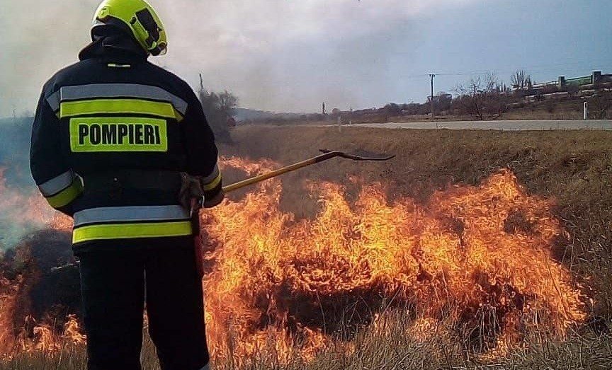 Incendii de vegetație de proporții la Ștefan Vodă. Au fost afectate și cinci case părăsite