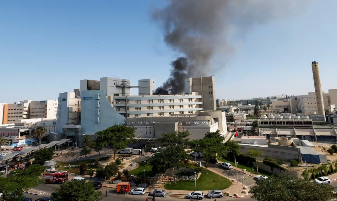 Israel și Iran continuă schimburile de foc: un spital lovit, zeci de răniți