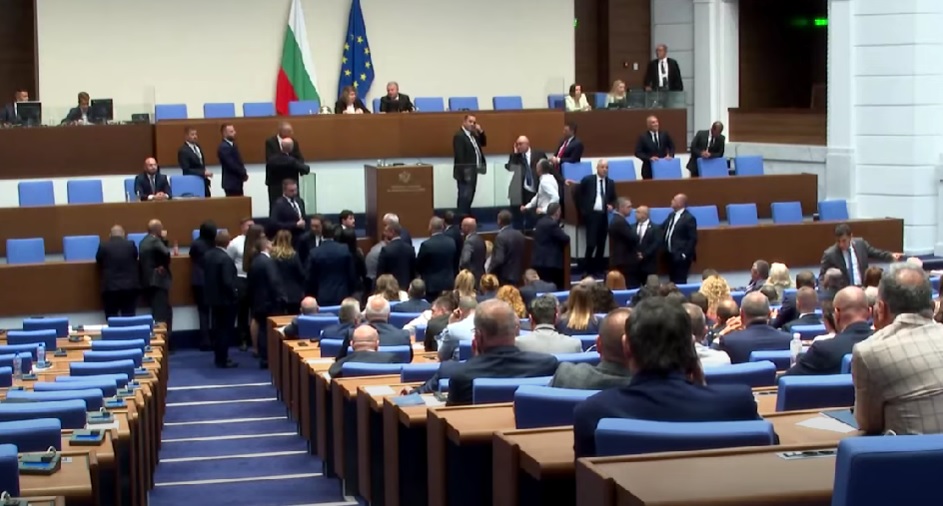 Bulgaria primește undă verde pentru a trece la euro. Vestea a declanșat haos în Parlament