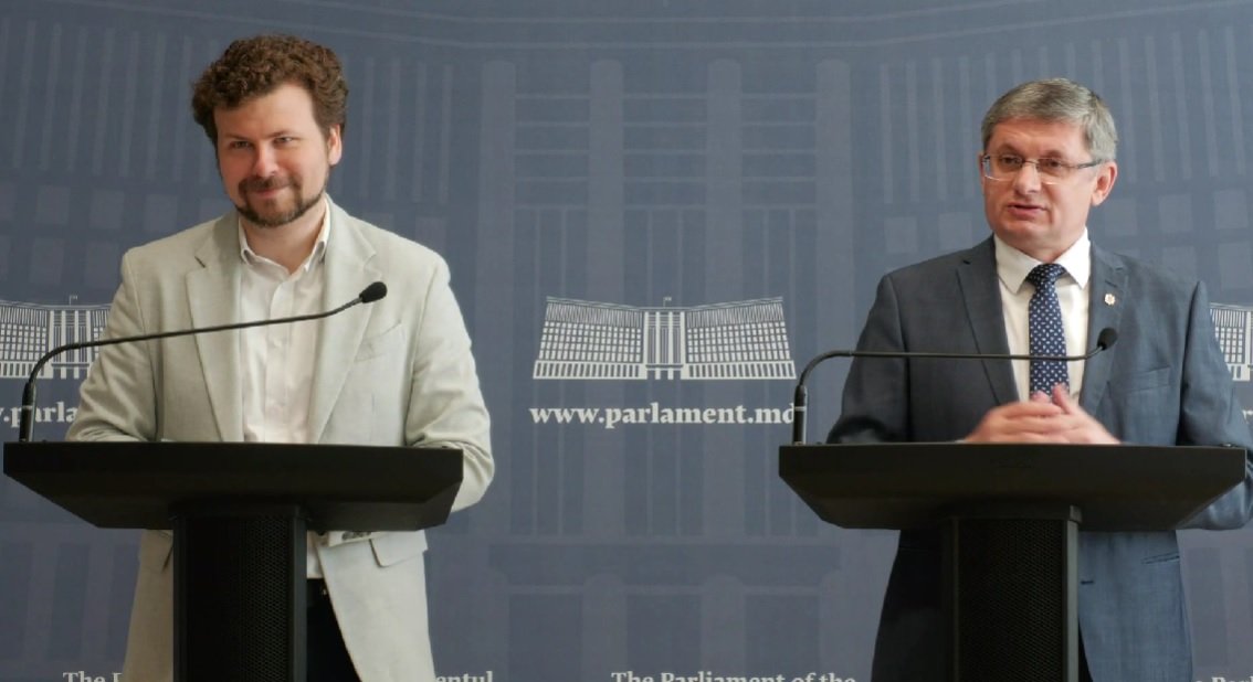 Ajutor financiar de 1000 de lei pentru elevii din clasele primare și gimnaziale. Măsura, anunțată de Grosu și Perciun