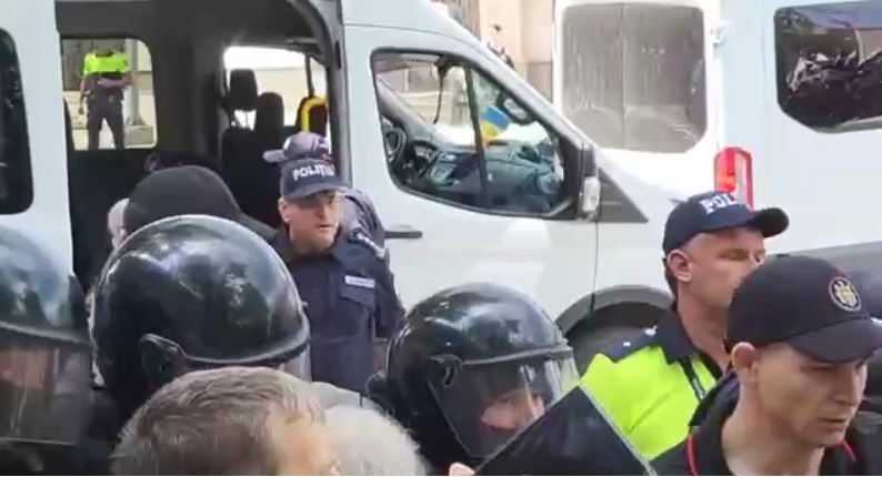 Peste zece polițiști și carabinieri, agresați în timpul manifestațiilor din Chișinău. MAI condamnă provocările