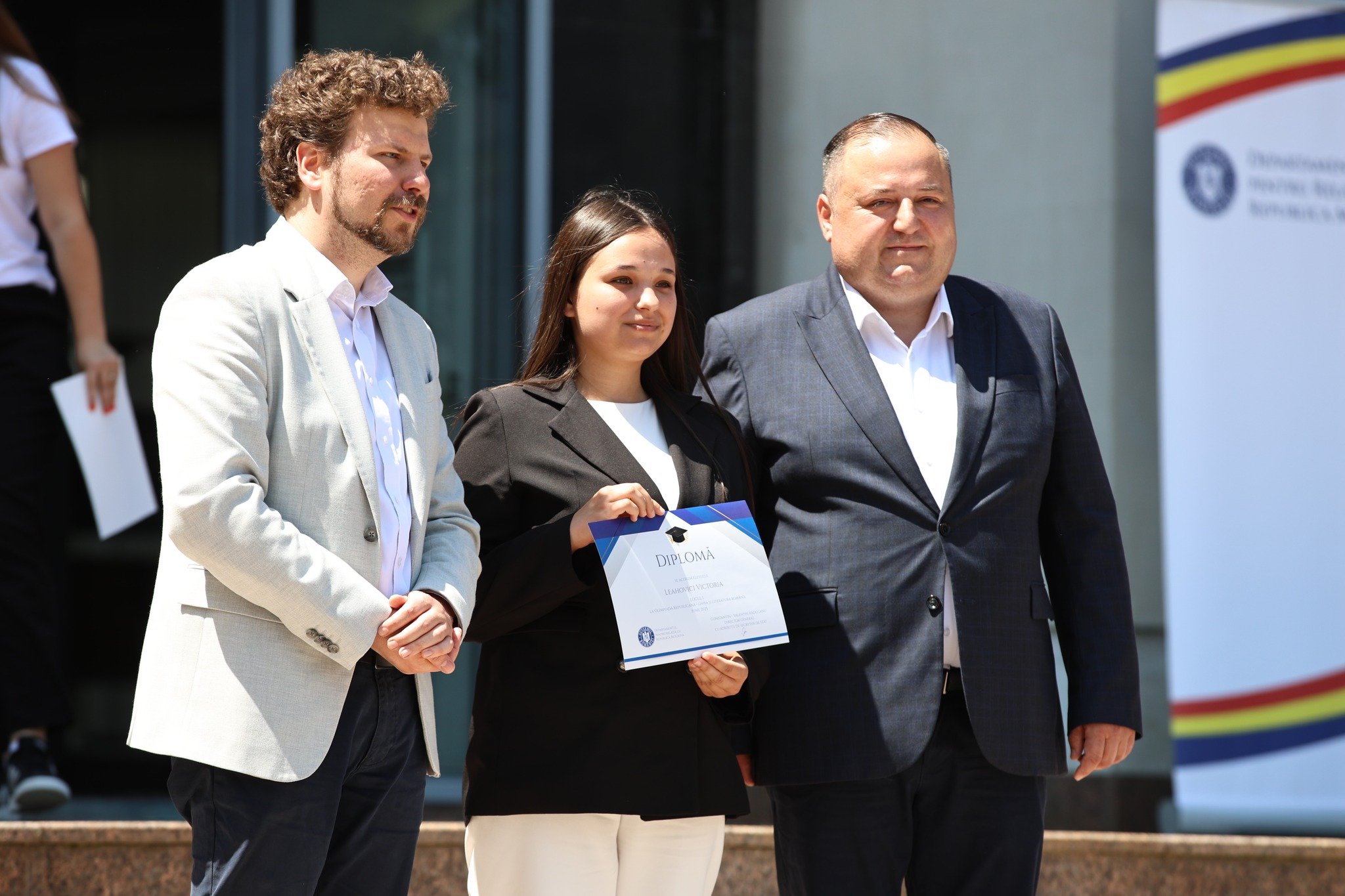 Zeci de elevi olimpici din Republica Moldova, premiați de Departamentul pentru Relația cu Republica Moldova