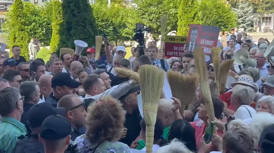 Premierul Dorin Recean, întâmpinat cu mături și pancarte la Orhei de protestatari plătiți