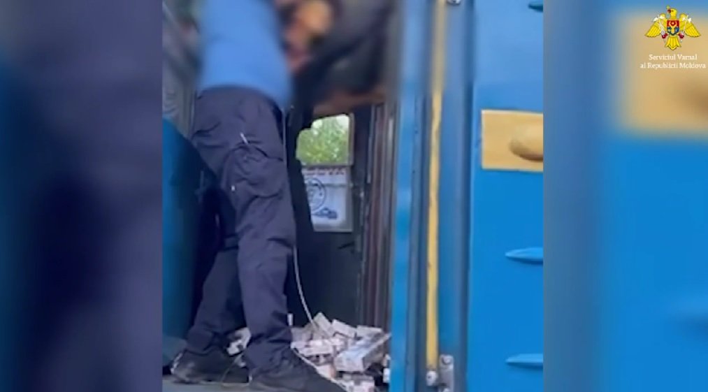 Vameșii moldoveni au confiscat un lot de 1.680 de pachete de țigări dintr-un tren de pe ruta Chișinău-București