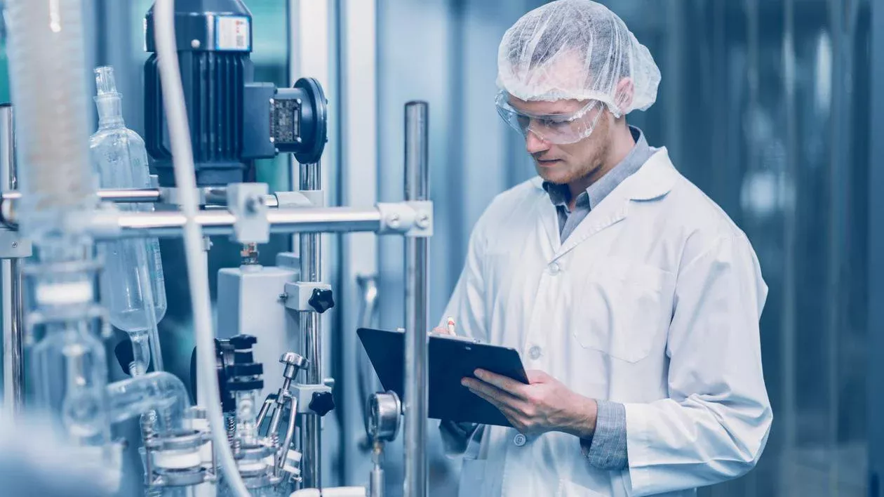 Tinerii care se angajează pentru prima dată în industrii strategice vor primi o indemnizație lunară de 3.000 de lei