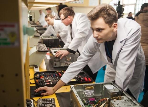 E oficial! Tinerii care se vor angaja în industrii strategice vor primi 3.000 de lei lunar, timp de un an