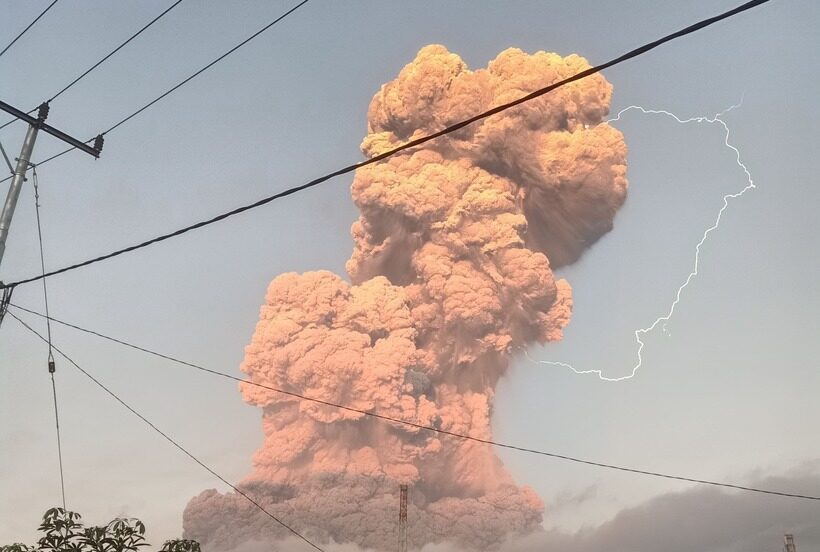 Erupție vulcanică în Indonezia: Zboruri anulate și evacuări din cauza vulcanului Lewotobi