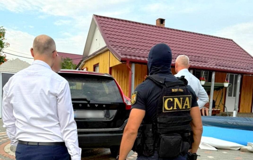 Avocat, doi intermediari și un procuror din Edineț, reținuți într-un dosar de corupție