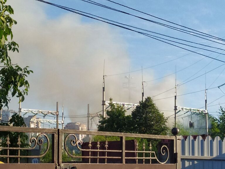 Incendiu de vegetație lângă un transformator electric din Chișinău. Mai mulți consumatori au fost afectați