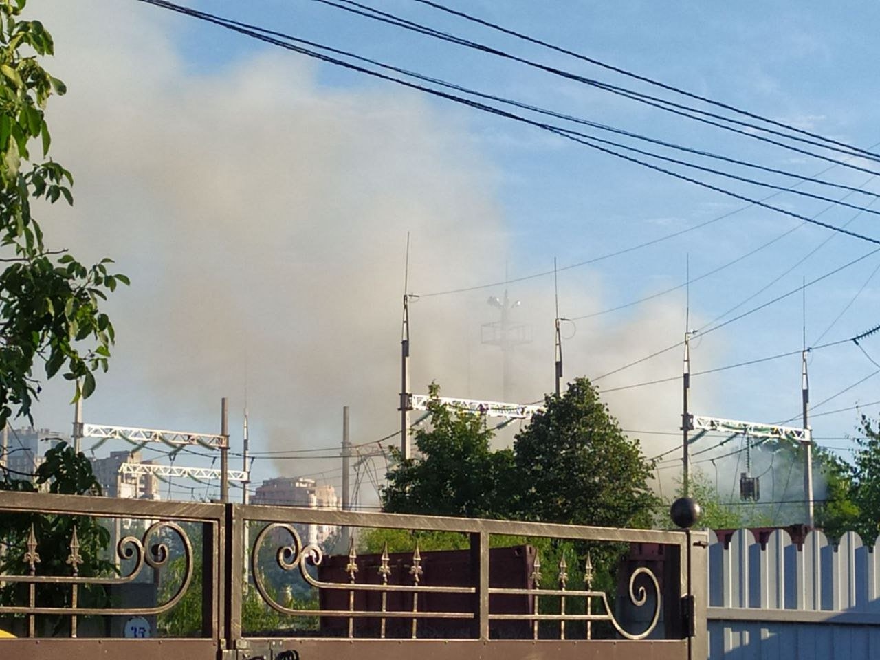 Incendiu de vegetație lângă un transformator electric din Chișinău. Mai mulți consumatori au fost afectați