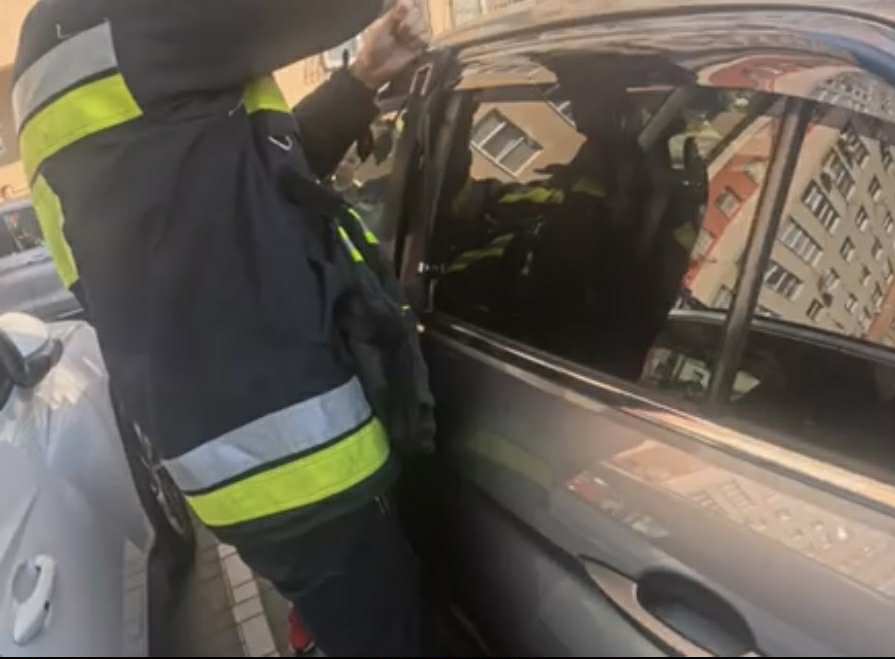 Copil de 5 ani, blocat într-o mașină din Chișinău. Salvatorii au fost solicitați pentru deblocarea mașinii