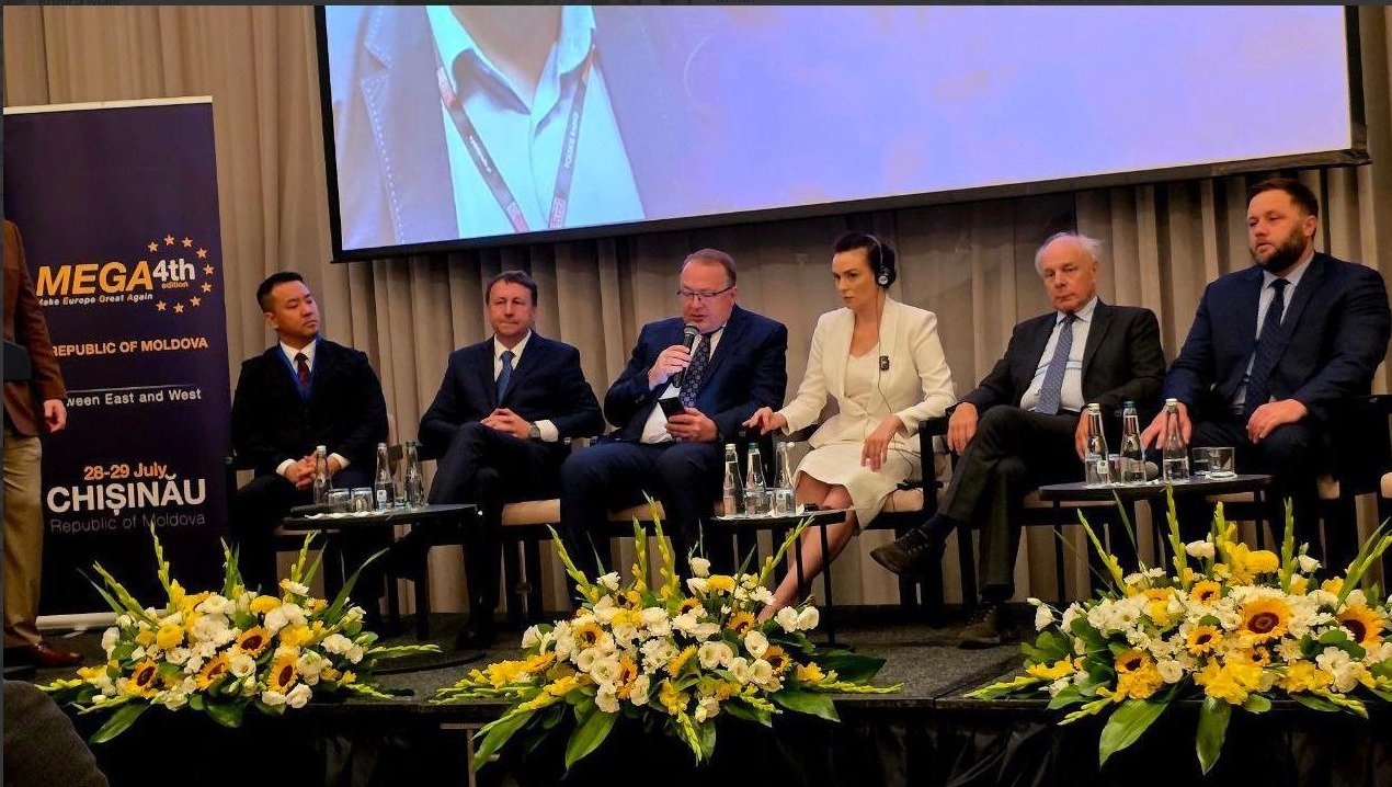 Igor Munteanu, pe scena unei conferințe alături de Victoria Furtună, un aliat al lui Șor