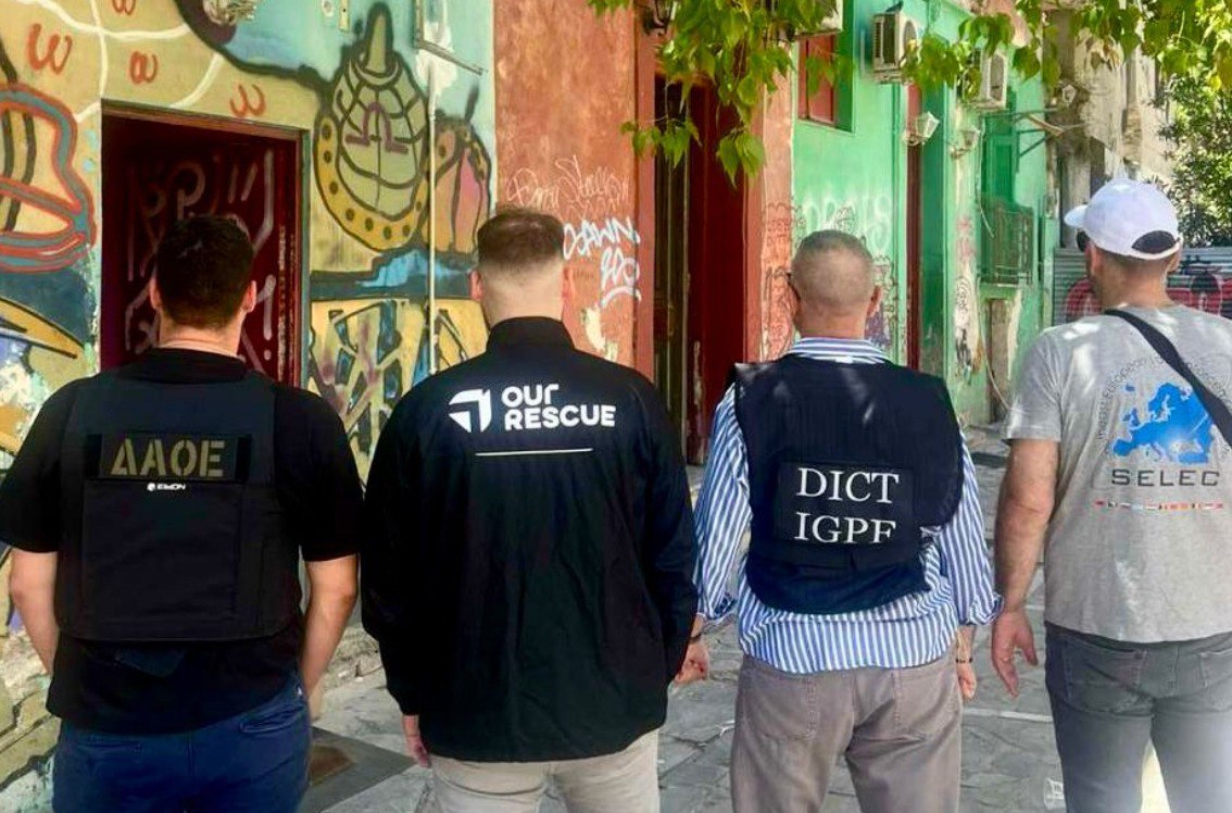 Doi moldoveni, reținuți în Grecia pentru exploatarea sexuală a șapte tinere. Urmează să fie extrădați