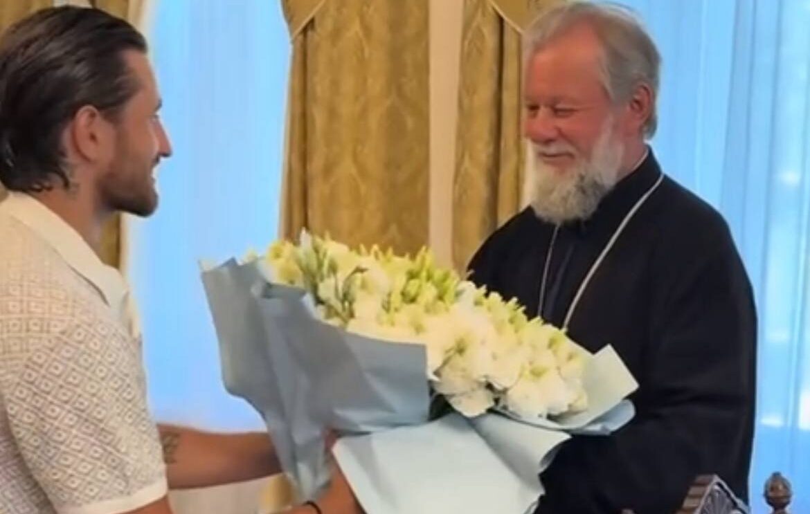 Un vlogger învinuit de pornografie infantilă, binecuvântat de mitropolitul Vladimir