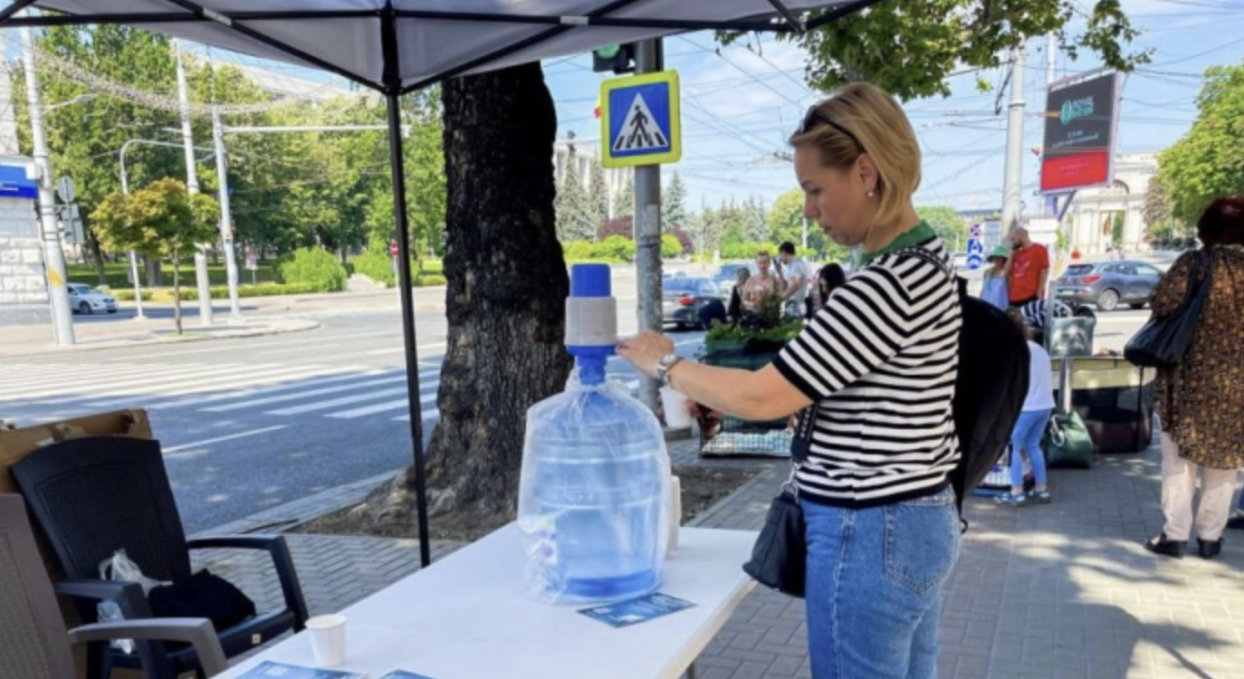 Corturi anticaniculă și puncte mobile cu apă, instalate în Capitală