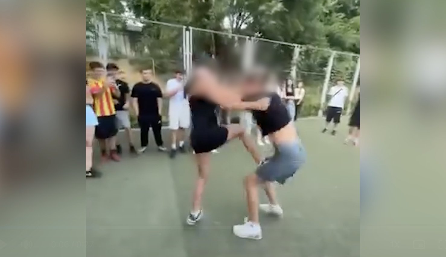 Ministerul Educației s-a autosesizat după ce o adolescentă a fost bătută și umilită pe terenul unui liceu din Chișinău