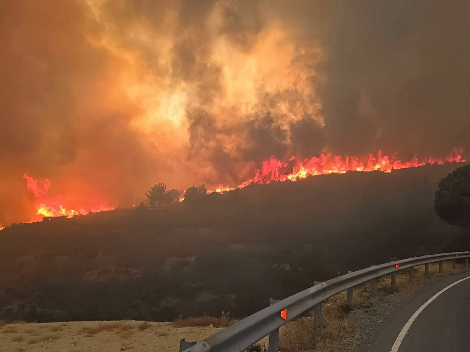 Incendiu de proporții în Cipru: Un cuplu și-a pierdut viața, zeci de case distruse