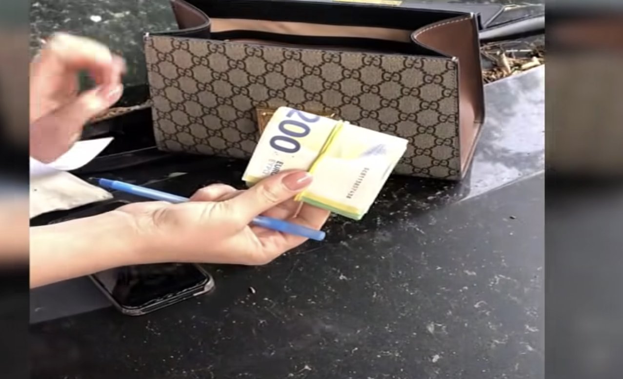 Femeie, reținută pentru șantaj: Ar fi cerut 10.000 de euro unui bărbat, amenințându-l cu un video compromițător