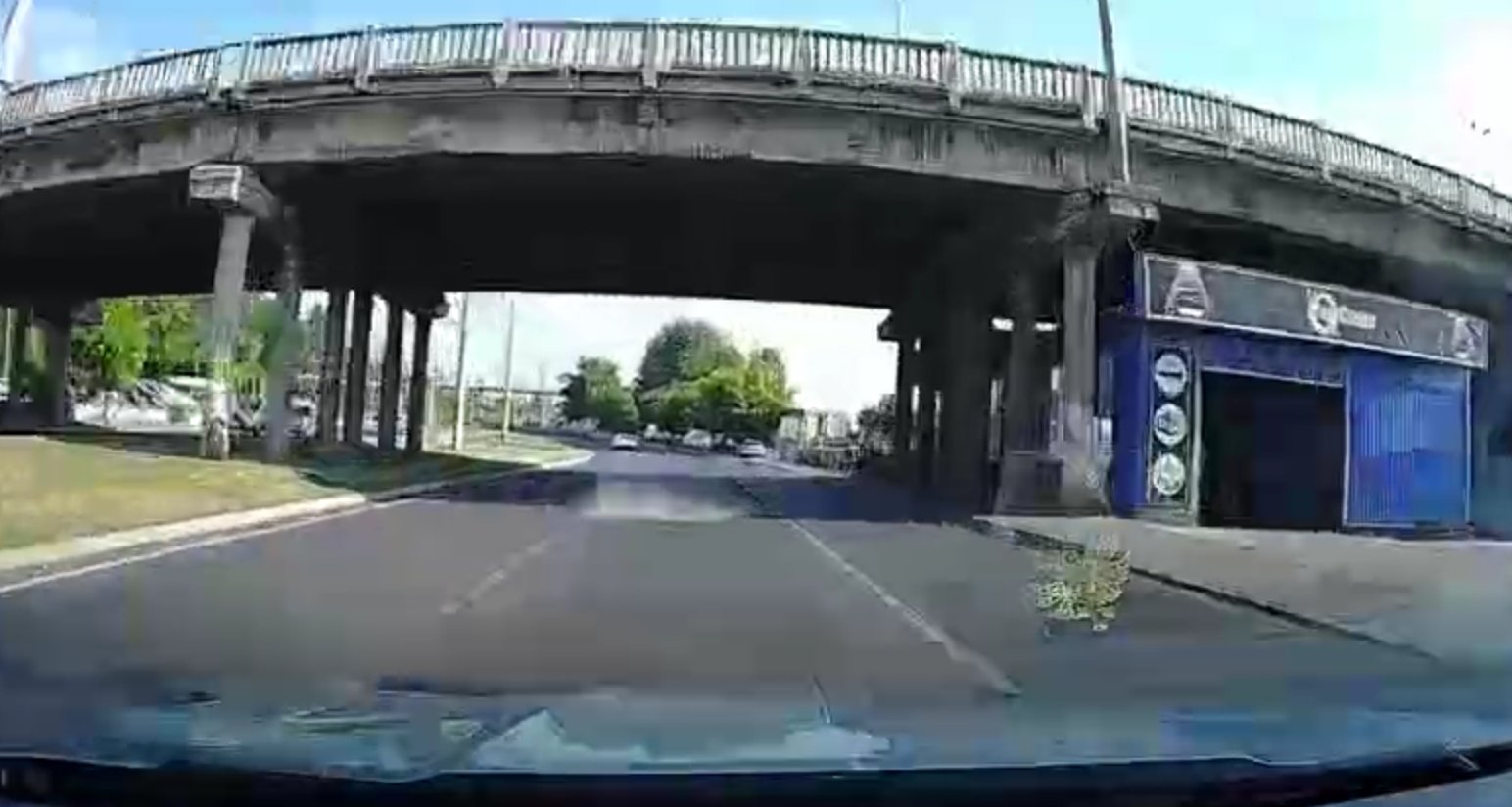 Pericol pe strada Ismail: Bucăți de beton din pod au căzut chiar în fața unei mașini