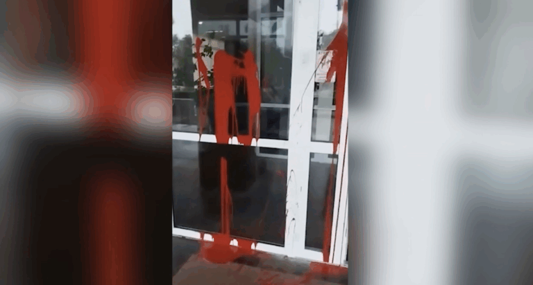 Sediul Radio Moldova, din nou vandalizat: Persoane necunoscute au stropit cu vopsea intrarea în instituției