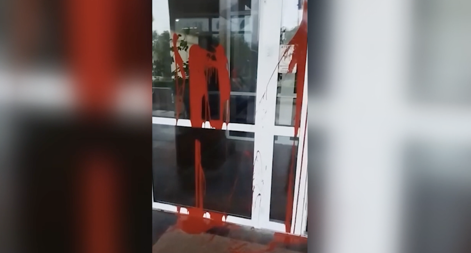 Sediul Radio Moldova, din nou vandalizat: Persoane necunoscute au stropit cu vopsea intrarea în instituției